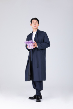 秋夕购物_一名男子提着传统盒子的照片图像 