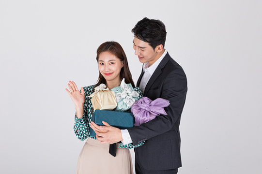 秋夕购物_手持礼盒的照片图像 