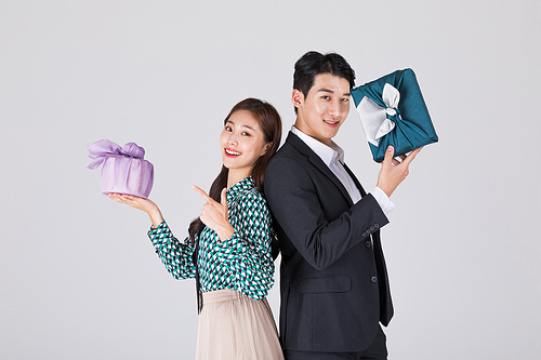 秋夕购物_手持礼盒的照片图像 