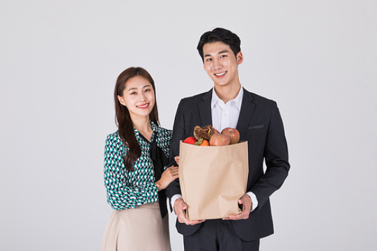 秋夕购物_手持纸袋的照片图像 