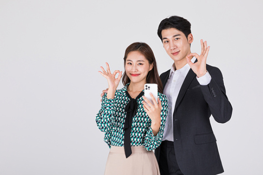 秋夕购物_手持智能手机的照片图像 