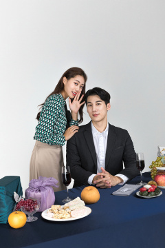 秋夕购物 - 窃窃私语的情侣图片 