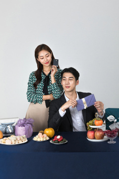 秋夕购物_手持信用卡和婚礼信封的照片图像 