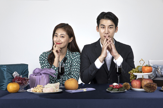 秋夕购物_一对微笑的夫妇向前看的照片图像 