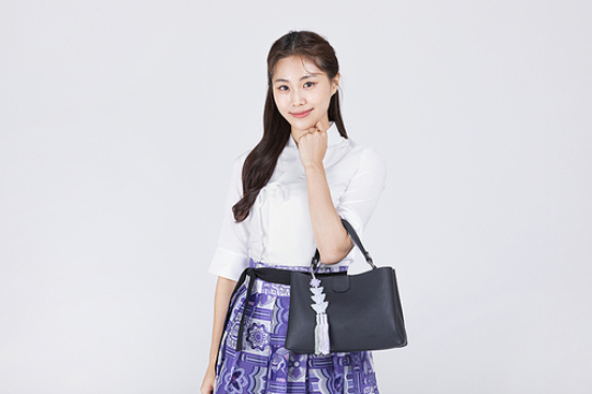 秋夕购物_手持装饰有飘带的包的照片图像 