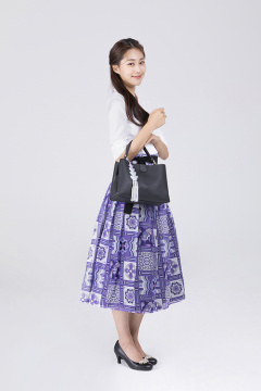 秋夕购物_手持手提包的照片图像 