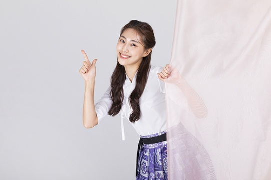 秋夕购物_手持丝绸的照片图像 