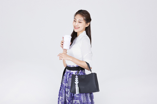 秋夕购物_手持保温杯的照片图像 