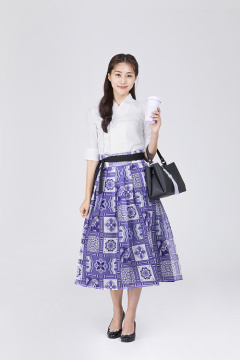 秋夕购物_手持保温杯的照片图像 