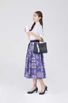 秋夕购物_手持保温杯的照片图像 