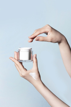 美丽双手——使用护手霜的手部照片图像 