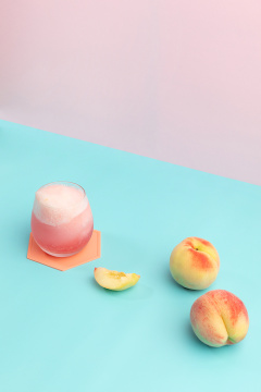 夏日饮品——桃子和桃子饮品的照片图像 