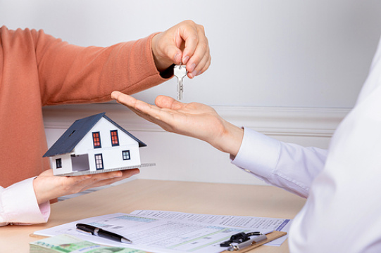 房地产之手——房地产经纪人在房屋合同签订后交钥匙的照片图像 