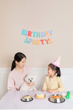 母女 母女庆祝狗狗生日的照片 