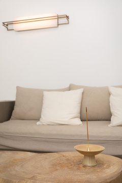 放松香薰棒和沙发靠垫的照片 