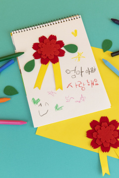 周年纪念物品_素描本和花卉照片 