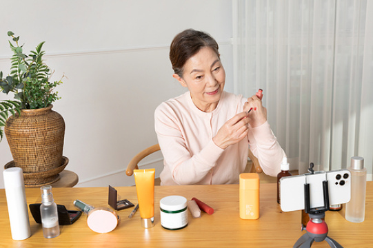 资深女士_一位中年女士介绍彩色化妆品的照片 