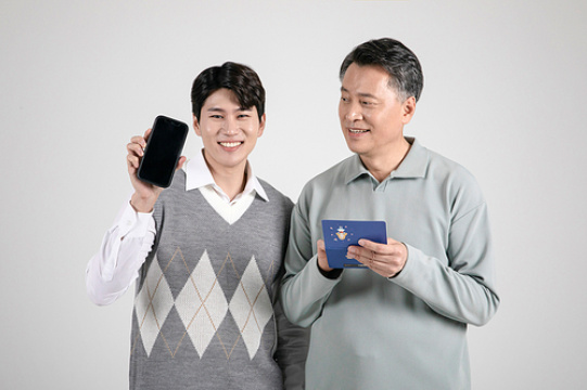 两名男子——场景中拿着一部智能手机和一本存折 