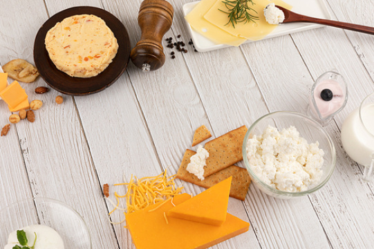 乳制品 - 白色木质背景奶酪合集照片 