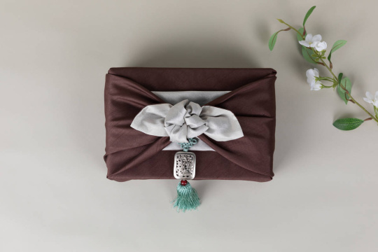 节日礼盒——一个用花卉和植物包裹着的盒子以及一张顶视图照片 