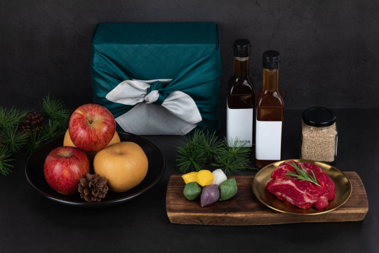 节日礼品套装 - 与秋夕（韩国中秋节）相关的用品和礼物，用松饼、肉类和芝麻包装纸包裹 正面照片 