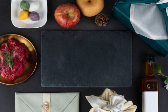 节日礼品套装 - 苹果和梨水果、与秋夕（韩国中秋节）相关的用品、松饼、肉类以及用风吕敷包裹的礼物 