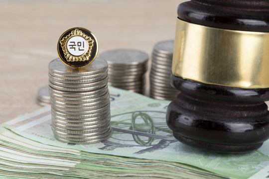 犯罪与法律——一枚硬币上的立法者徽章和一张钞票上的一根棍子 