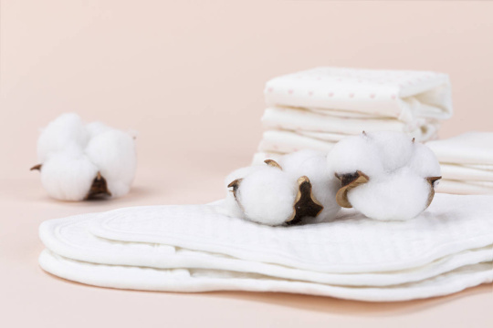 零腰围 - 粉色背景，天然棉卫生巾上的棉绒，特写