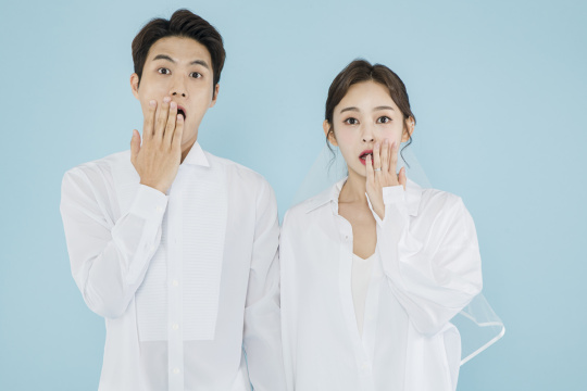 “wedding”常见释义为“婚礼；结婚庆典”。  读音：[ˈwedɪŋ]  