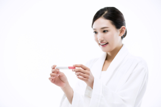 “Pregnancy test 04 直接返回结果”可以翻译为："Pregnancy test 04 returns the result directly"  