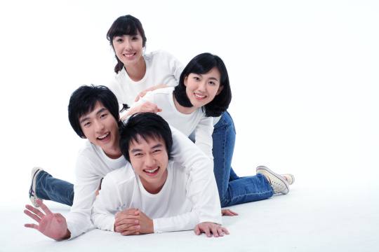 30 名女性/男性（两名或更多）1002 