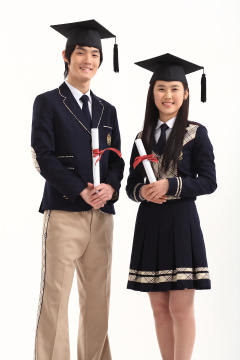 223 名中学生/高中生 905 