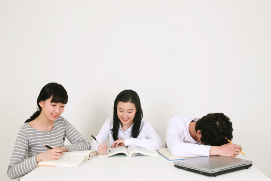 224 名大学生 2401  