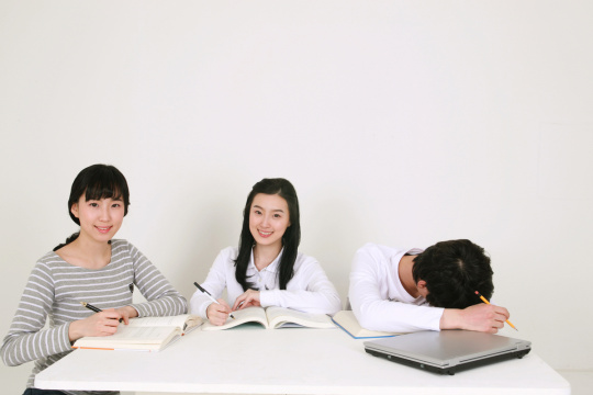 224 名大学生 2402  