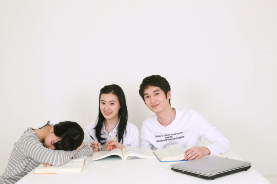 224 名大学生 2406  