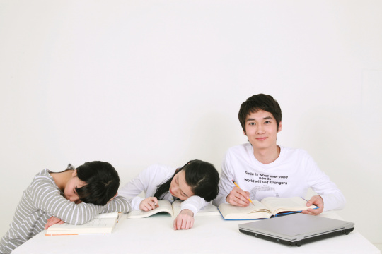 224 名大学生 2407  