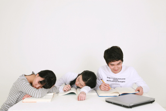 224 名大学生 2408  