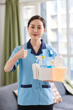 家政人员打扫卫生