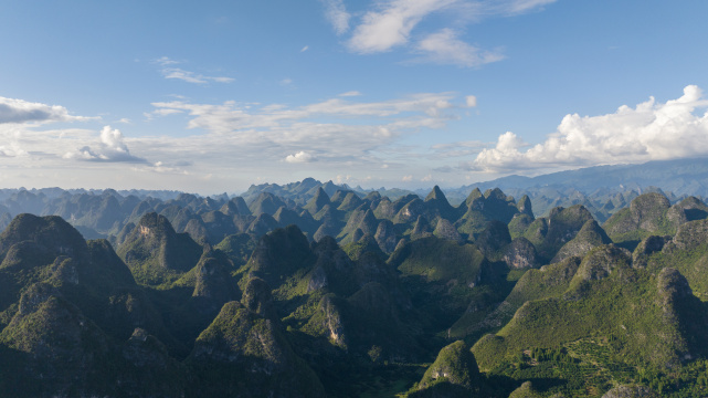 蓝天白云下的广西桂林山水漓江风光