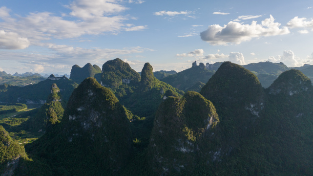 蓝天白云下的广西桂林山水漓江风光