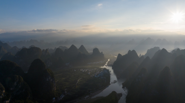 广西桂林山水水墨画 丁达尔耶稣光