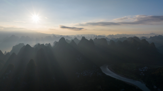 广西桂林山水水墨画 丁达尔耶稣光