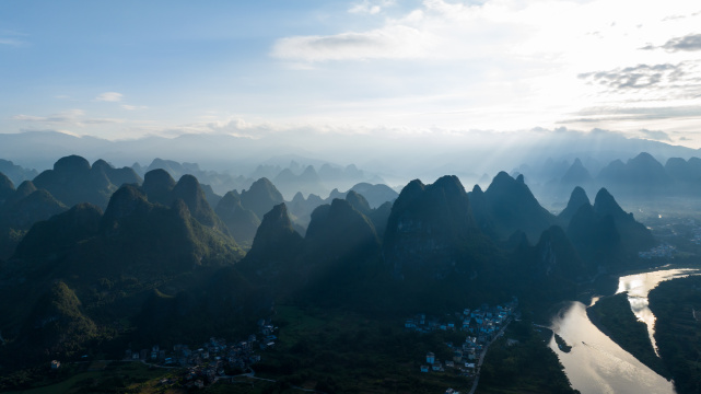 广西桂林山水水墨画 丁达尔耶稣光