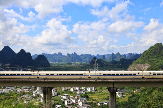 蓝天白云下的广西桂林阳朔高铁行驶