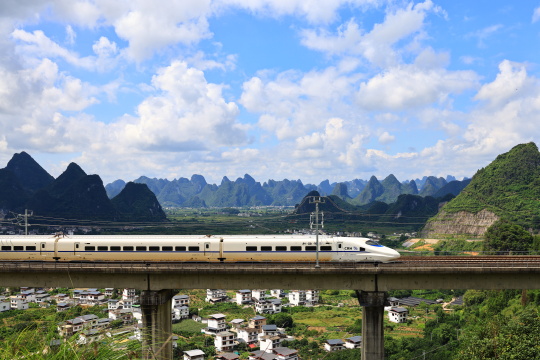 蓝天白云下的广西桂林阳朔高铁行驶