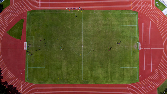 航拍足球队在体育场馆踢足球