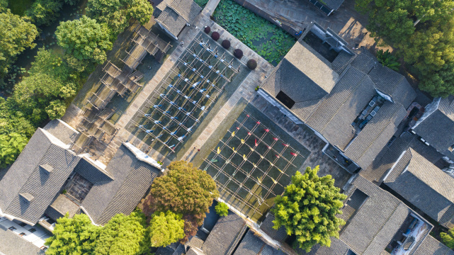 航拍江南水乡古镇乌镇草木本色染坊