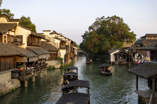 江南水乡乌镇乌篷船河中前行