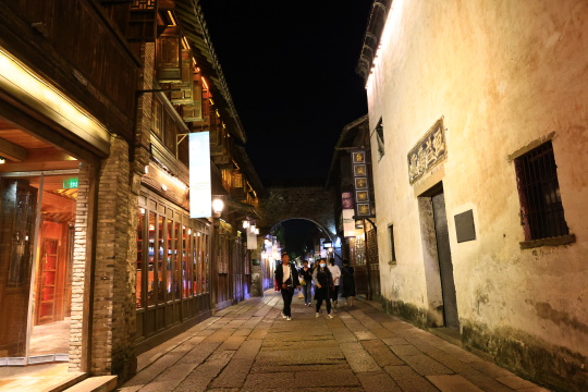 江南古镇乌镇步行道人流