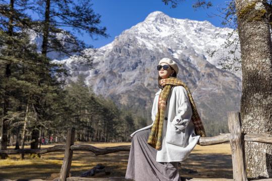 美女在云南丽江玉龙雪山云杉坪旅行